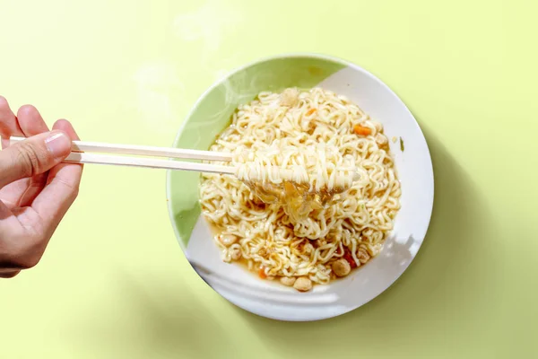 People eat the noodles with chopsticks — Stock Photo, Image