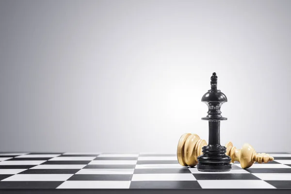 Pieza de ajedrez rey marrón derrotada por pieza de ajedrez rey negro — Foto de Stock