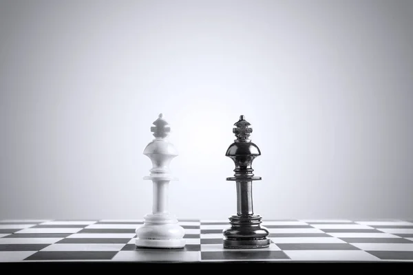 Rey blanco pieza de ajedrez de pie cara rey negro pieza de ajedrez — Foto de Stock