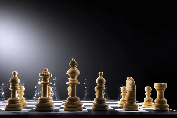 Celá skupina dřevěných šachových figurů a černých šachových děl — Stock fotografie