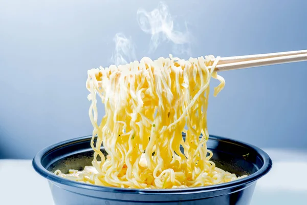 People eat the noodles with chopstick — Stock Photo, Image