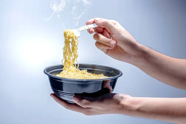 People eat the noodles with fork — Stock Photo, Image