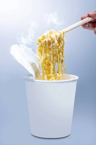 People eat the instant cup noodles with chopstick — Stock Photo, Image