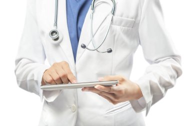 Tablet kullanarak beyaz laboratuvar önlüğü ve stetoskop kadın doktor