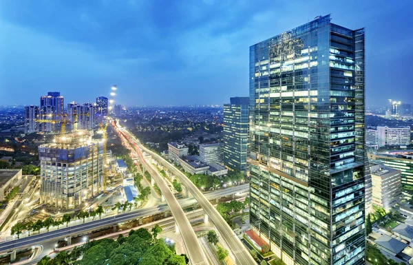 Jakarta pencakar langit kota dengan pencakar langit kota di malam hari — Stok Foto