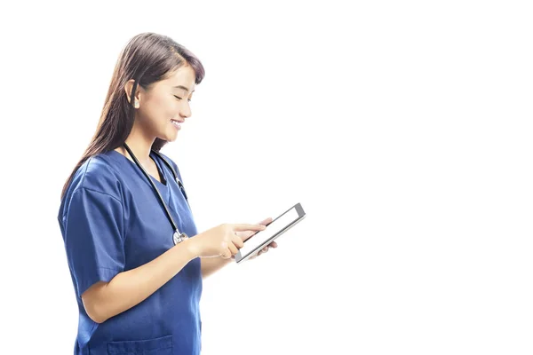 Mulher asiática enfermeira com estetoscópio usando tablet — Fotografia de Stock