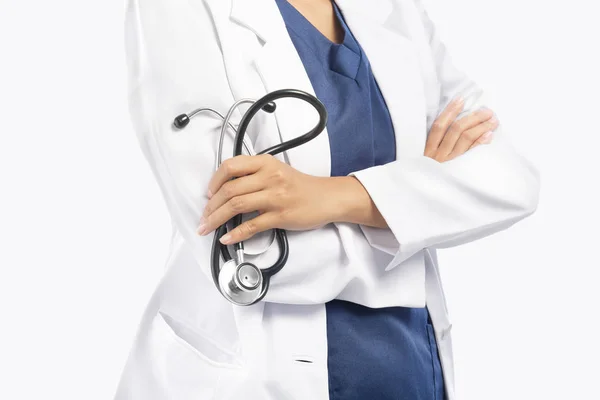 Mulher médico em jaleco branco segurando estetoscópio em suas mãos — Fotografia de Stock