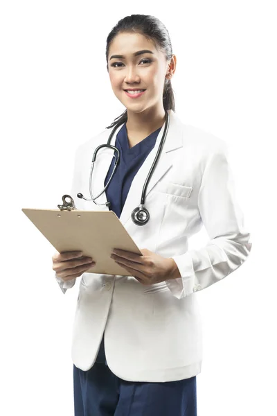 Mujer asiática doctora en bata de laboratorio blanca y estetoscopio sosteniendo cli — Foto de Stock