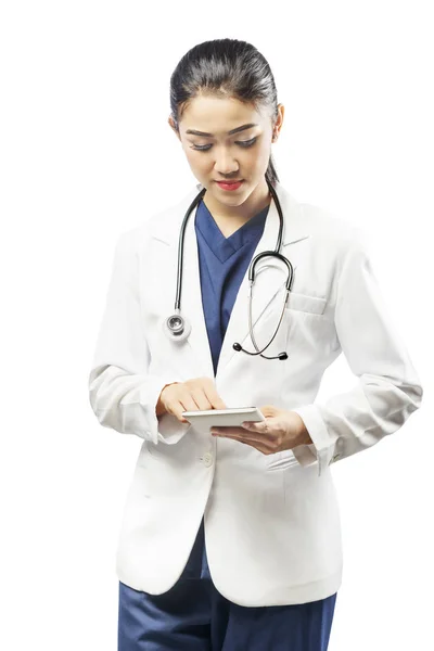 Femme asiatique médecin en blouse blanche et stéthoscope en utilisant la table — Photo