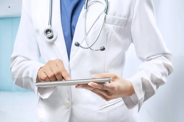 Vrouw Doctor in witte Lab vacht en stethoscoop met behulp van Tablet — Stockfoto