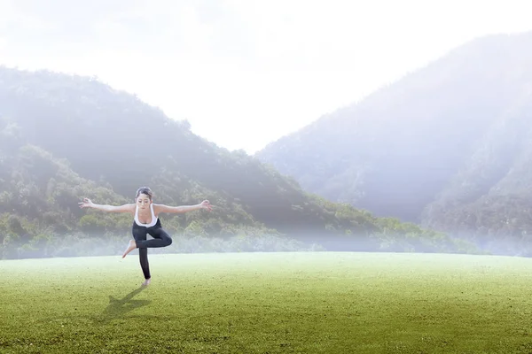 Ázsiai egészséges nő jóga a zöld fű területén — Stock Fotó