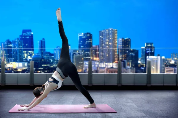 Asiatico donna sana praticare yoga sul tappeto in terrazza — Foto Stock