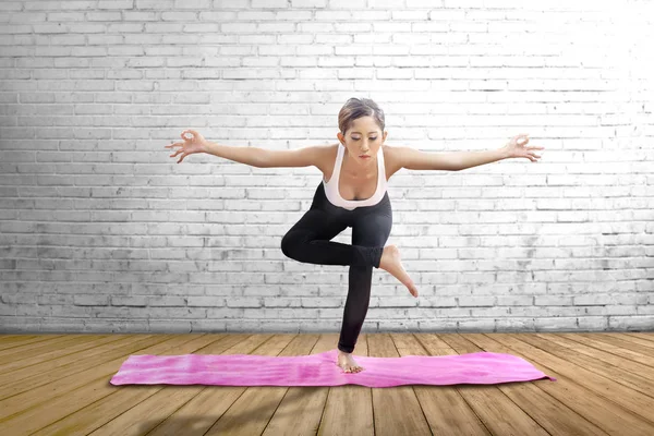 Здоровая азиатка практикует йогу на ковре в помещении — стоковое фото