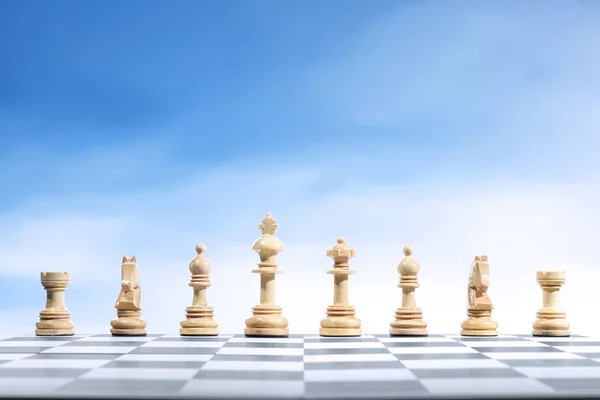 Rząd drewnianych sztuk szachowych — Zdjęcie stockowe