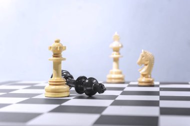 Siyah kral satranç taşı ahşap kraliçe satranç taşı tarafından yendi