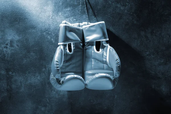 Пара чорних боксерських рукавичок — стокове фото