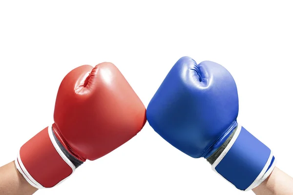 Руки двух мужчин в синих и красных боксерских перчатках — стоковое фото