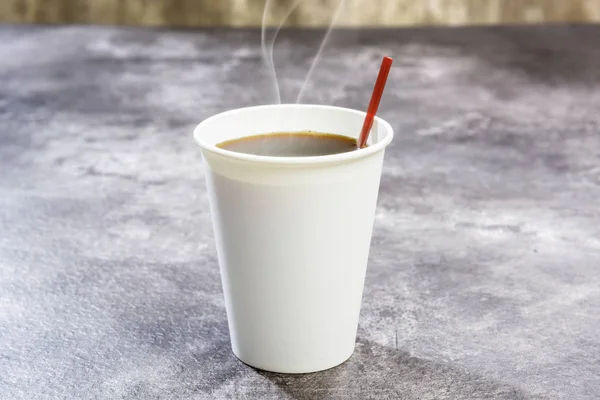 Пінополістирольна чашка з гарячою кавою — стокове фото