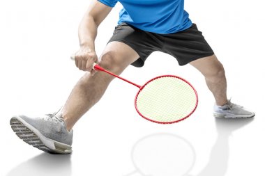 Badminton raket ile badminton oynayan adam