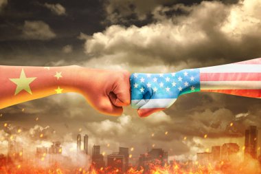 Çin derisi ve Amerikan derisi ile iki erkek elleri darbeleme