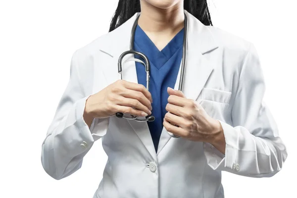 Женщина-врач в белом халате держит стетоскоп на руке — стоковое фото
