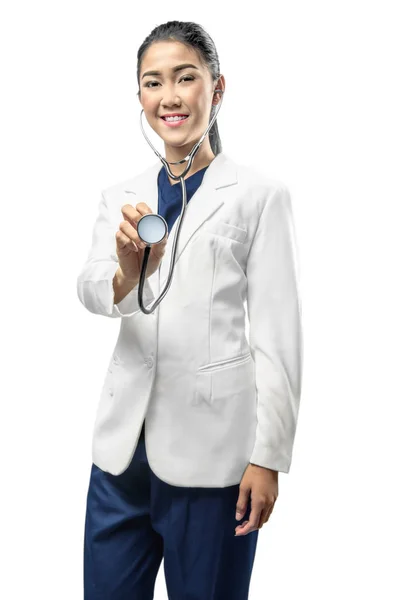 Asiático mulher médico em um branco jaleco usando estetoscópio — Fotografia de Stock