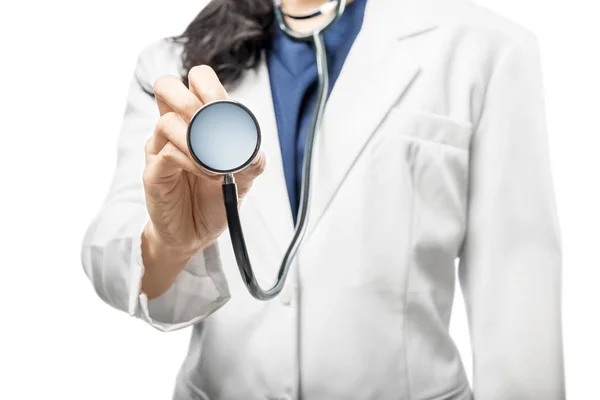 Wanita dokter dalam jas lab putih menggunakan stetoskop — Stok Foto