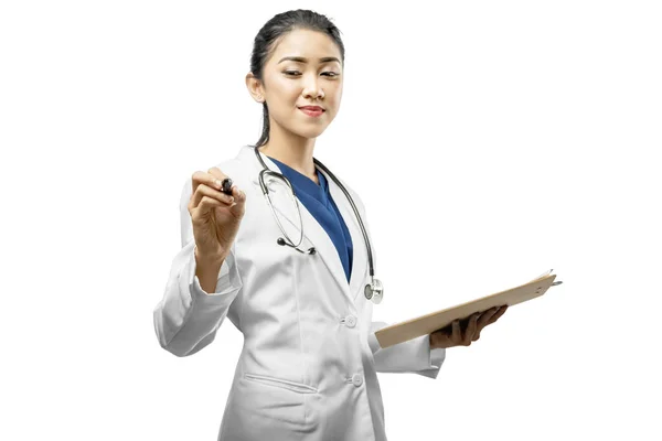 Asiatische Ärztin in einem weißen Laborkittel und Stethoskop hält t — Stockfoto