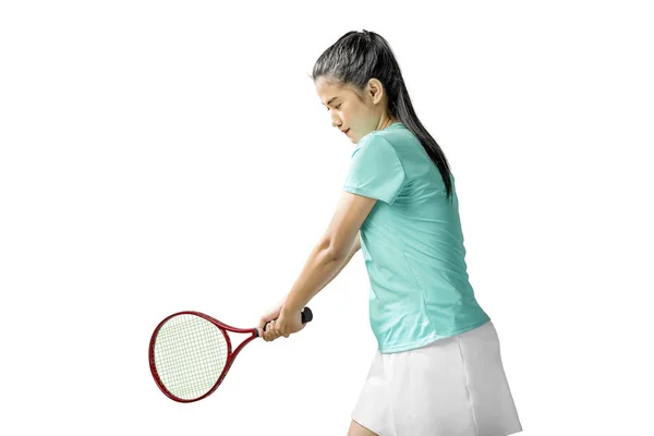 एशियाई महिला अपने हाथों में एक टेनिस रैकेट के साथ — स्टॉक फ़ोटो, इमेज