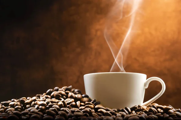Kop warme koffie met koffiebonen — Stockfoto