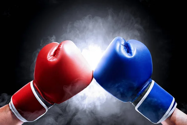 Manos de dos hombres con guantes de boxeo azules y rojos — Foto de Stock