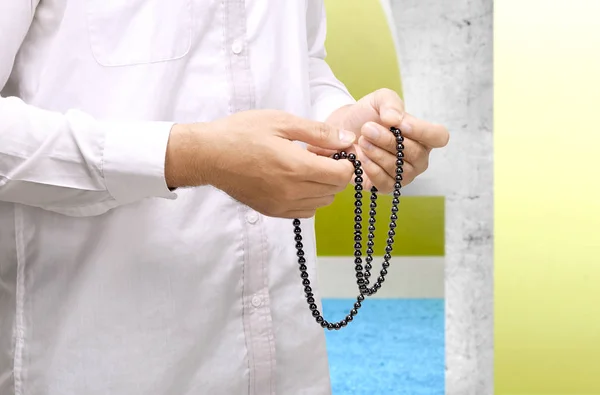 Homme musulman priant avec des perles de prière sur les mains — Photo