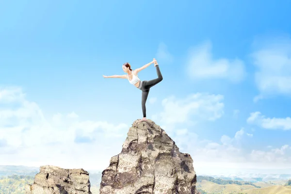 Asiatische gesunde Frau praktiziert Yoga auf dem Felsen — Stockfoto