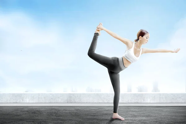 Aziatische gezonde vrouw beoefenen van yoga op het dak — Stockfoto