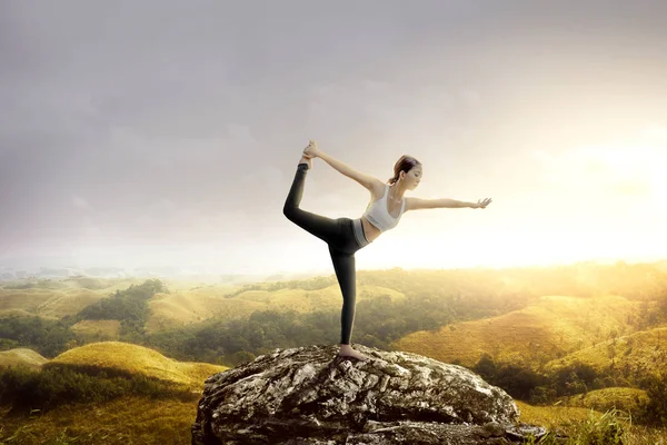 Asiatico donna sana praticare yoga sulla roccia — Foto Stock