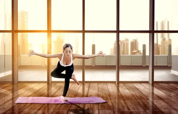 Asiática mulher saudável praticando ioga no tapete em interior — Fotografia de Stock
