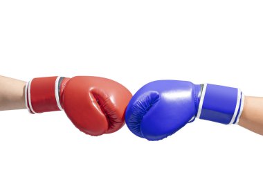 Mavi ve kırmızı boks eldivenleri ile iki adamın elleri onların fi çarptı