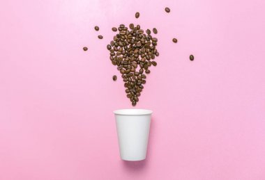 Strafor fincan ve kahve çekirdekleri