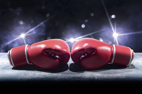 Par de luvas de boxe vermelhas na mesa — Fotografia de Stock