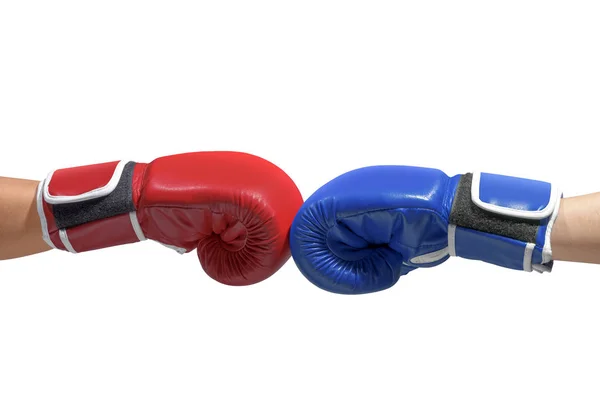 Manos de dos hombres con guantes de boxeo azules y rojos golpearon su fi —  Fotos de Stock