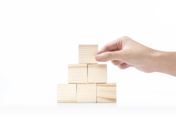 Costruire a mano una piramide da un blocco di legno — Foto Stock