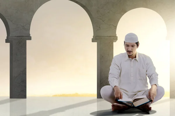 Asiático muçulmano homem sentado e ler o Alcorão — Fotografia de Stock