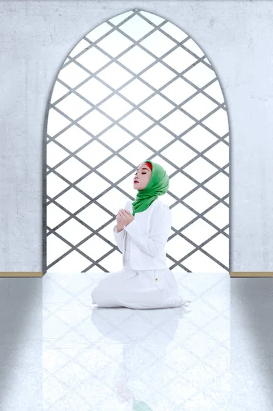 아시아 무슬림 여자 에 베일 앉아 에 기도 위치 동안 제기 — 스톡 사진