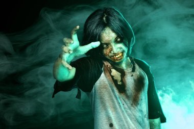 Vücudunda kan ve yara olan korkunç zombiler