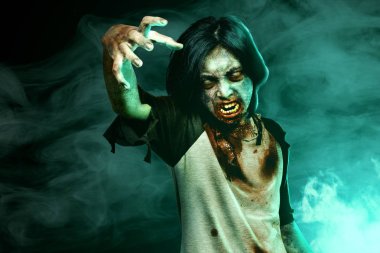 Vücudunda kan ve yara ile korkunç zombiler yürüyüş