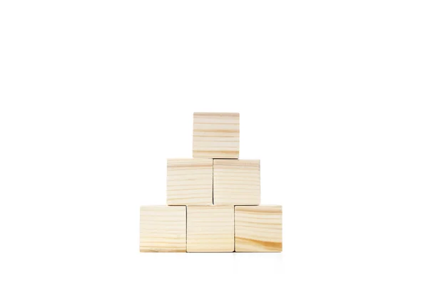 Jouet bloc en bois avec une forme de pyramide — Photo