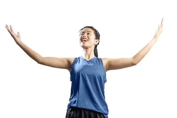 Femme asiatique joueur de basket avec une expression heureuse — Photo