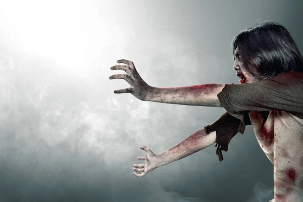Skrämmande zombies med blod och sår på hans kropp — Stockfoto