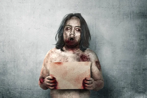 Zombies aterradores con sangre y herida en su cuerpo sosteniendo una signboa —  Fotos de Stock