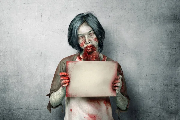 Zombies effrayants avec du sang et une blessure sur son corps tenant un signboa — Photo